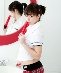 Ariel Rebel Vestida de Colegiala